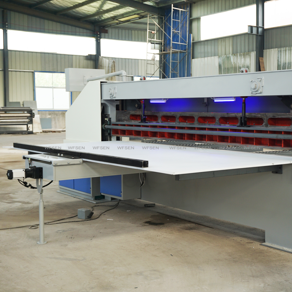 Long worktable and feed side of a WFSEN veneer clipper, showing the length of the machine