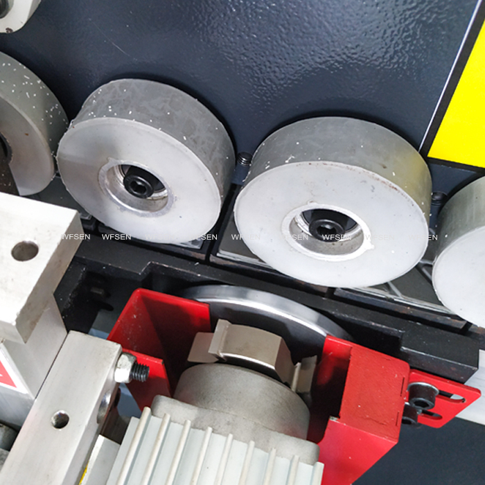 Glue pot and pressure rollers in an automatic edge banding machine