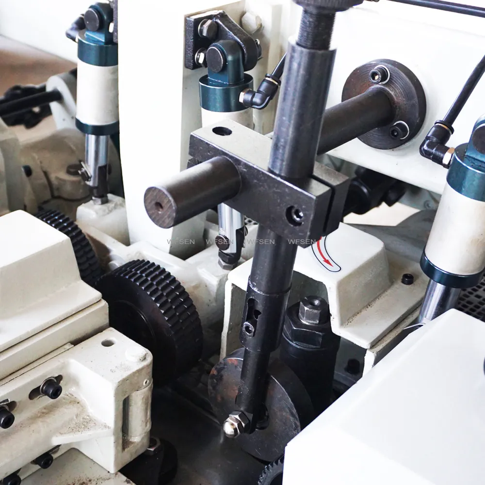 Knife setting and adjustment points on a four side moulder